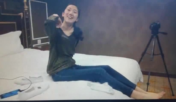 花了几百块诚邀品尝有舞蹈底子小姐姐的美脚 初次被舔她有点小高潮