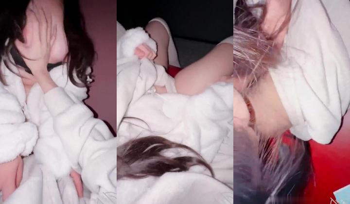 兄妹乱伦 破处萝莉小表妹后续-影院里酒精上头，扒开我的裤子口嗨，滑滑梯狭小空间猛操一顿