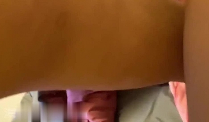 真实原创大神记录与大肥逼嫂子的偸情日子，慢慢的聊到她内心处，最终拿下了，第一次好紧张