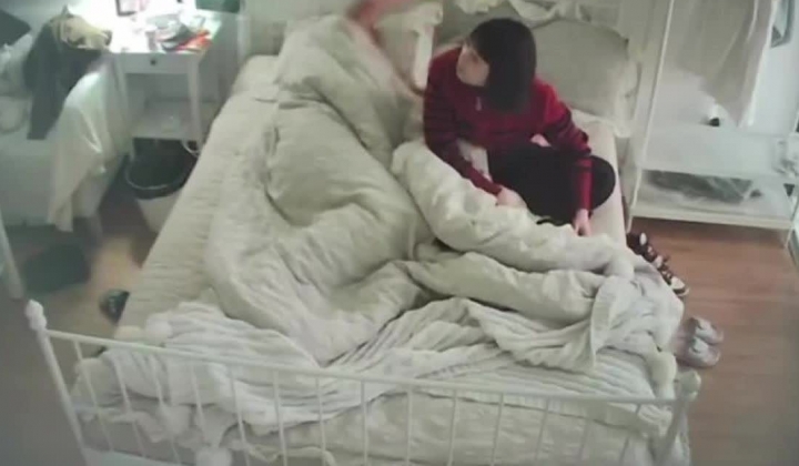 乐橙 干练的短发美女御姐 跟老登领导开房 被男人从床上操到床下 情到浓处双腿夹住男人老腰不让离开