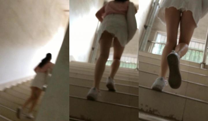 【大学生手持抄底】校园真实手动抄底学妹，屁股紧致，就像把头伸进裙子里一样，阴户饱满想嘬一口
