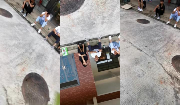 【大学生手持抄底】校园真实手动抄底学妹，屁股紧致，就像把头伸进裙子里一样，阴户饱满想嘬一口