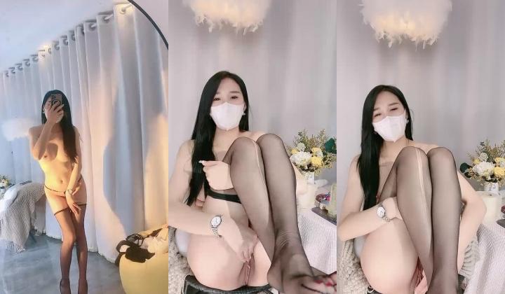 网红女神近期下海！168CM黑丝美腿！半脱下珍珠内裤，假屌插微毛嫩穴，性感翘臀后入猛捅