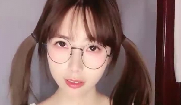 19岁，校园女神，白虎穴，一线天馒头逼，真极品，【小迷煳哟】超清纯学妹，~百分百爱的感觉，让你心