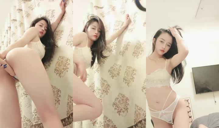 上海明珠女神- ️一库一库 ️-：啊啊快点舔我豆豆，好痒呀，自己吃自己的淫汁白浆，没有味道哈哈哈！