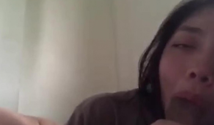 反差母狗与男友爱爱视频泄露 真是淫荡呀，爱吃黑屌黑鸡巴！