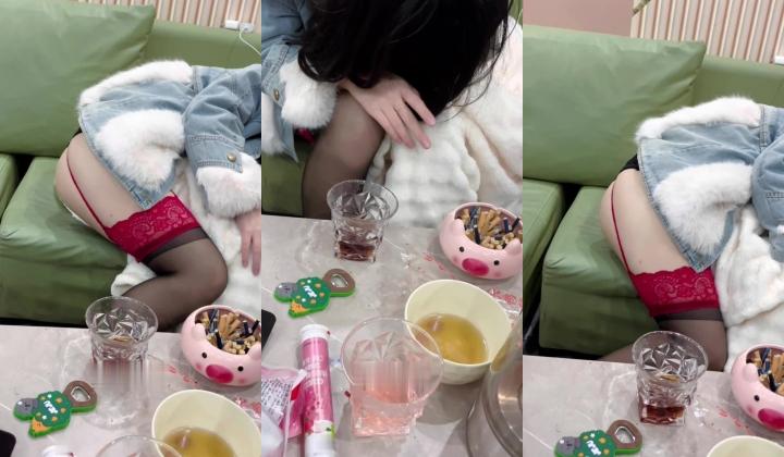 【精品乱伦】奶气草莓 - 做家教的吊带丝袜嫂子 灌醉哥哥去卧室休息 在客厅把嫂子操的淫水乱流
