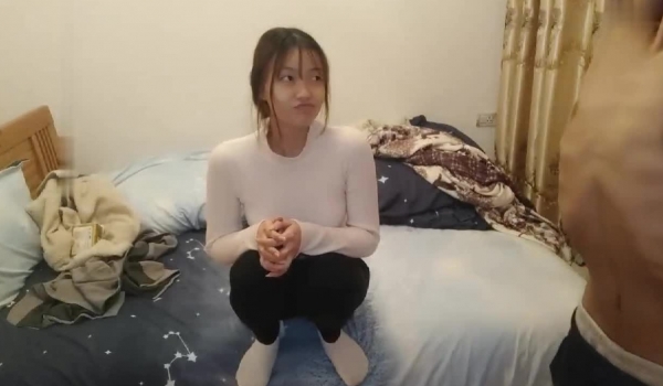 约涉世未深的粉嫩嫩小女生到出租屋做爱，前凸后翘好身材，大长腿胸前鼓胀饱满，压上去啪啪抽送操穴