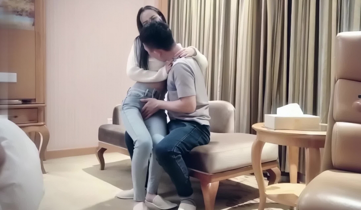 七天探花_白衣牛仔裤外围美女，特写张开腿舔B，侧入后入啪啪表情陶醉