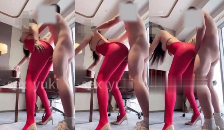 极品身材巨乳肥臀反差少妇「Sexy_Yuki」大白天在落地窗前穿着妖艳的红色情趣内衣做爱，真害怕
