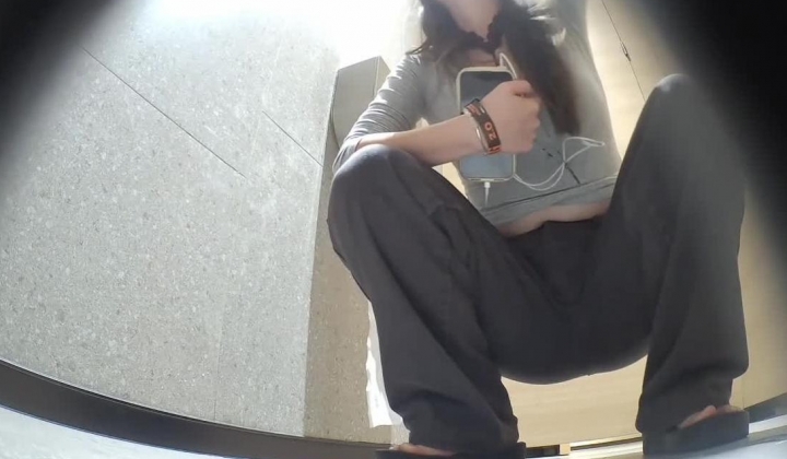 夜总会女厕高清后景偷拍 拖鞋靓妹呕吐完尿尿逼逼长得还可以