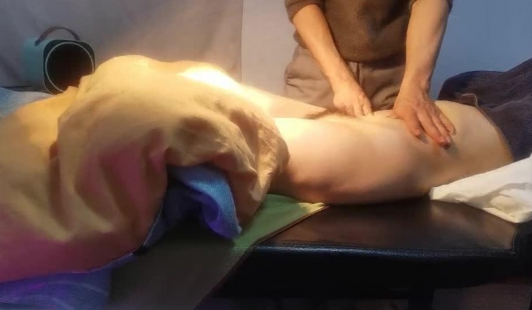 男技师偷拍良家，32岁少妇，大白臀圆润诱人，妙手按摩之下水汪汪，情到浓时激情插入，爽得抽搐阵阵