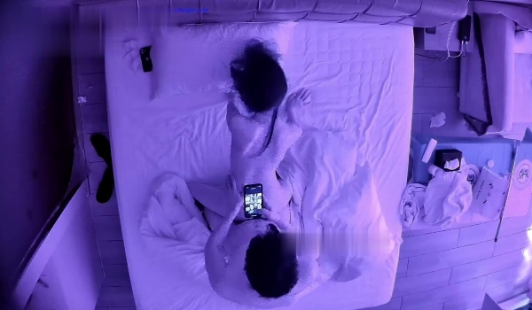 高质偷拍！身材苗条邻家妹子，长相一般 看着舒服，迷迷煳煳地骑到男友求干
