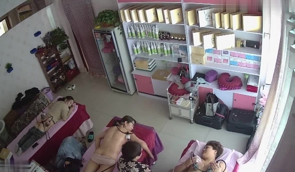 最新美容院偷拍拿两个负压罐子吸住奶子做丰胸有用吗这样