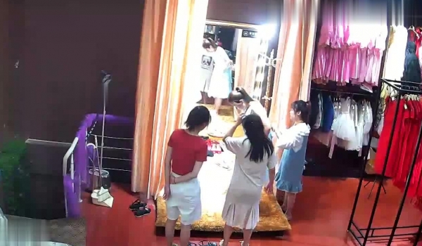 19年最影楼无良老板安装摄像头偷拍前来拍婚纱照的小娘子们