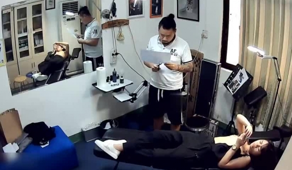 纹身诊所里偷拍奶子超大白嫩的妹子 一点也没有察觉 广东方言对白