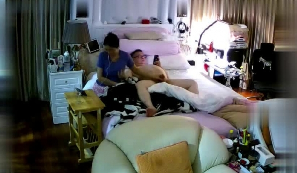 摄像头偷拍媳妇给十月怀胎的大肚子的老公撸管口爆脱光衣服才发现这媳妇的身材这么极品
