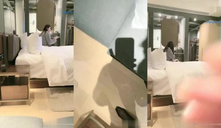 颜值黑丝女神【黛爷】名媛小姐姐APP勾搭少爷上门啪啪 在不知情的情况下让闺蜜躲在沙发后面偷拍，尼