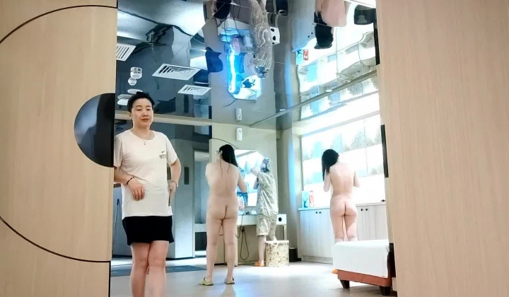 贵在真实，汤泉生活馆，猥琐女暗藏摄像头全程偸拍女士间更衣间春色，超多小姐姐裸奔，蓬松毛茸茸的阴毛