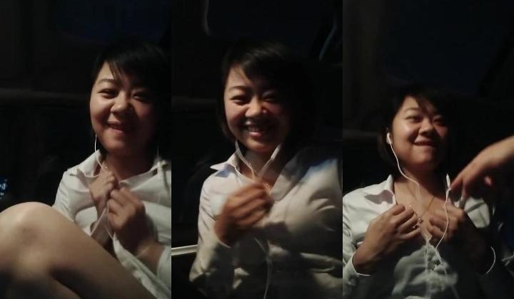 售楼部小姐姐露脸玩个刺激的与小哥哥户外车震，还来着大姨妈就开搞，被大鸡巴草完了赶紧去厕所，尿尿都