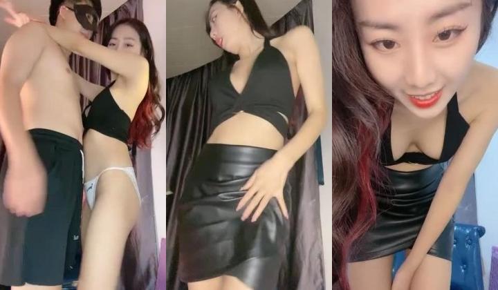 极品美腿性感小姐姐！跪地按着脑袋插嘴！口活一流，主动骑乘位扶屌插入，搂着脖子正入爆操