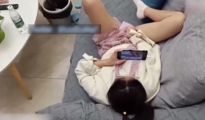 小姨子回家偷看姐姐和姐夫啪啪躲起来自慰，姐夫趁姐姐睡着强上洛丽塔小姨子