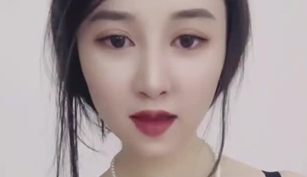 推荐！丰乳肥臀俏佳丽，【南珊】，一脸贵气美极了，揉奶抠逼，御姐总是这么奔放撩人