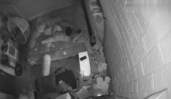 房东出租屋房间偷装摄像头偷拍 ️小夫妻的性爱生活老公鸡巴不行只能用嘴和手来满足媳妇