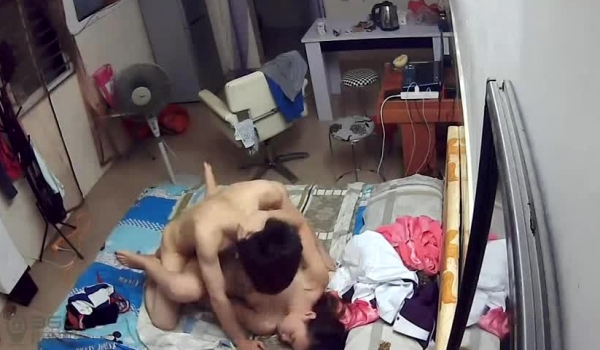 周日大二美女到男友出租屋打炮时不料被室友提前安装的摄像头偷拍,2人竟完全不知道并且干的相当激烈！