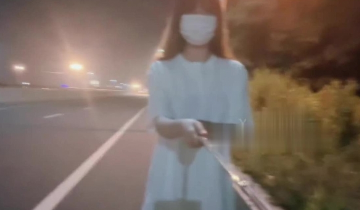 爱露出的女大『洛淼淼』斑马线学狗爬 楼道乳夹 上面还有男生抽烟呢，好刺激想让他看见又怕