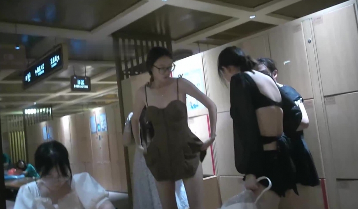 国内【水上乐园】换衣间沐浴区近景偷拍 美女如云淋浴换衣好身材一览无余