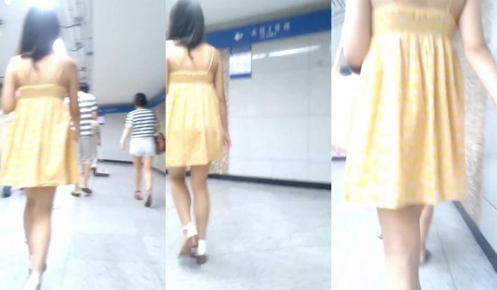 风骚长腿女孩不穿内裤坐地铁被跟踪偷拍，公共露出干净无毛逼