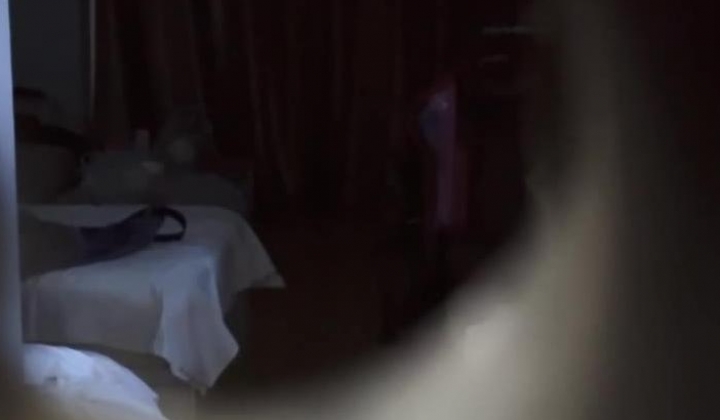 最新猫眼偷拍大集合，从猫眼和门缝里偷窥情侣做爱，不乏高颜值情侣，喝酒再干炮