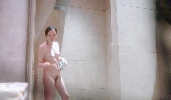高档会所内部员工偷拍 多位白白嫩嫩的少妇洗澡