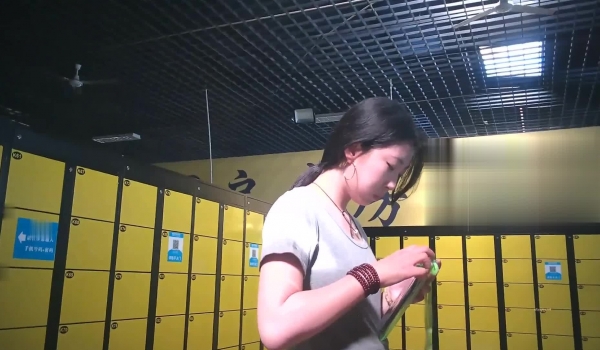 游泳馆更衣室内部员工偷拍几个白白嫩嫩的少妇换衣服