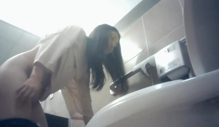 北京某商务中心女厕偷拍到的众多美女尿尿