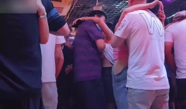 【真实偷拍】成都摸摸舞厅各种摸奶，这种地方很接地气，看着还蛮刺激