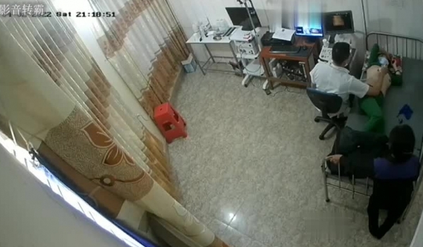 医院摄像头偷拍妇科阴超检查,妙龄少妇小媳妇们被超长设备插入阴道,疼得直咧嘴,最后捂着肚子颤颤巍巍