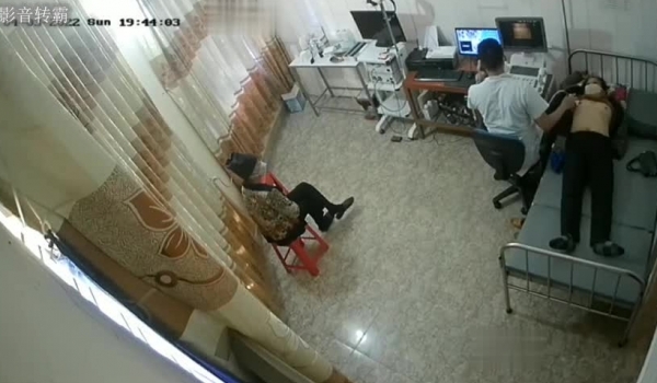 医院摄像头偷拍妇科阴超检查,妙龄少妇小媳妇们被超长设备插入阴道,疼得直咧嘴,最后捂着肚子颤颤巍巍