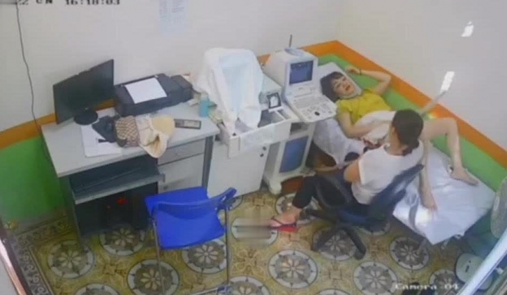 医院摄像头偷拍妇科阴超检查,妙龄少妇小媳妇们被超长设备插入阴道,疼得直咧嘴,最后捂着肚子颤颤巍巍