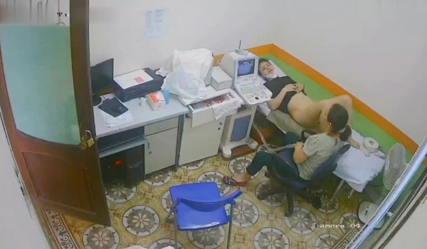 医院摄像头偷拍妇科阴超检查,妙龄少妇小媳妇们被超长设备插入阴道,疼得直咧嘴,最后捂着肚子颤颤巍巍