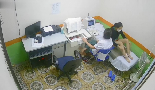 医院摄像头偷拍妇科阴超检查,妙龄少妇小媳妇们被超长设备插入阴道,疼得直咧嘴,最后捂着肚子颤颤巍巍