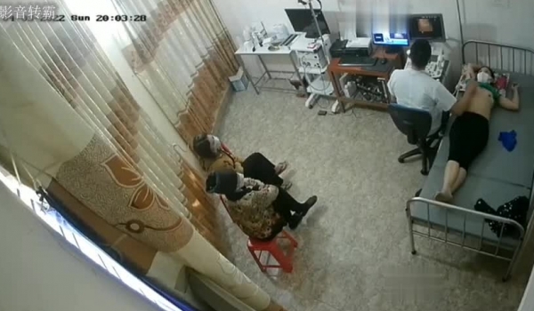 医院摄像头偷拍妇科阴超检查,妙龄少妇小媳妇们被超长设备插入阴道,疼得直咧嘴,最后捂着肚子颤颤巍巍
