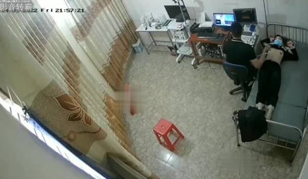 医院摄像头偷拍妇科阴超检查,妙龄少妇小媳妇们被超长设备插入阴道,疼得直咧嘴,最后捂着肚子颤颤巍巍