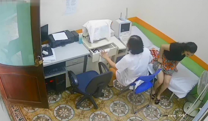 医院摄像头偷拍妇科阴超检查,妙龄少妇小媳妇们被超长设备插入阴道,疼得直咧嘴,最后捂着肚子颤颤巍巍