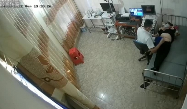 医院摄像头偷拍妇科阴超检查,妙龄少妇小媳妇们被超长设备插入阴道,疼得直咧嘴,最后捂着肚子颤颤巍巍