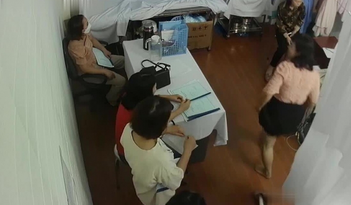 医院摄像头偷拍妇科阴超检查,妙龄少妇小媳妇们被超长设备插入阴道,疼得直咧嘴,最后捂着肚子颤颤巍巍
