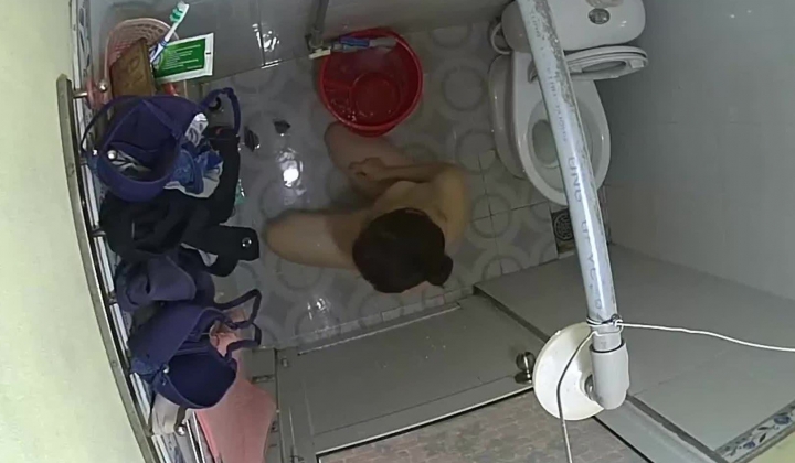 翻墻爬窗摆拍多位小姐姐洗澡换衣服