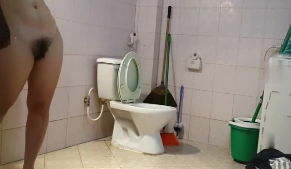 翻墻爬窗摆拍多位小姐姐洗澡换衣服