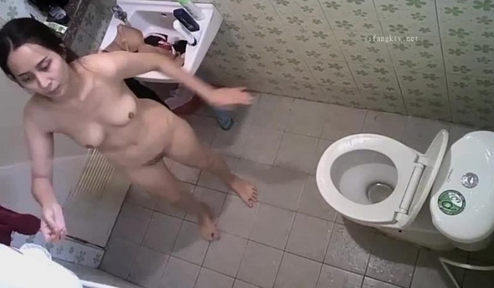 翻墻爬窗摆拍多位小姐姐洗澡换衣服